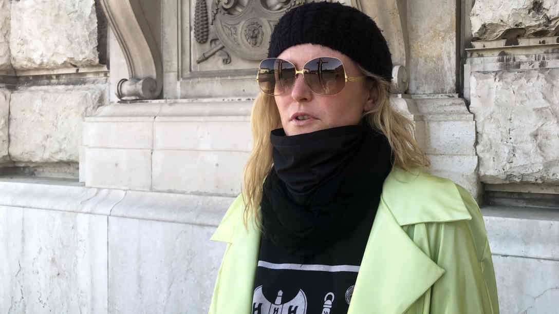 Die Schriftstellerin Lydia Haider bei unserem Treffen am Wiener Heldenplatz im April 2020. Foto: BR | Andrea Beer