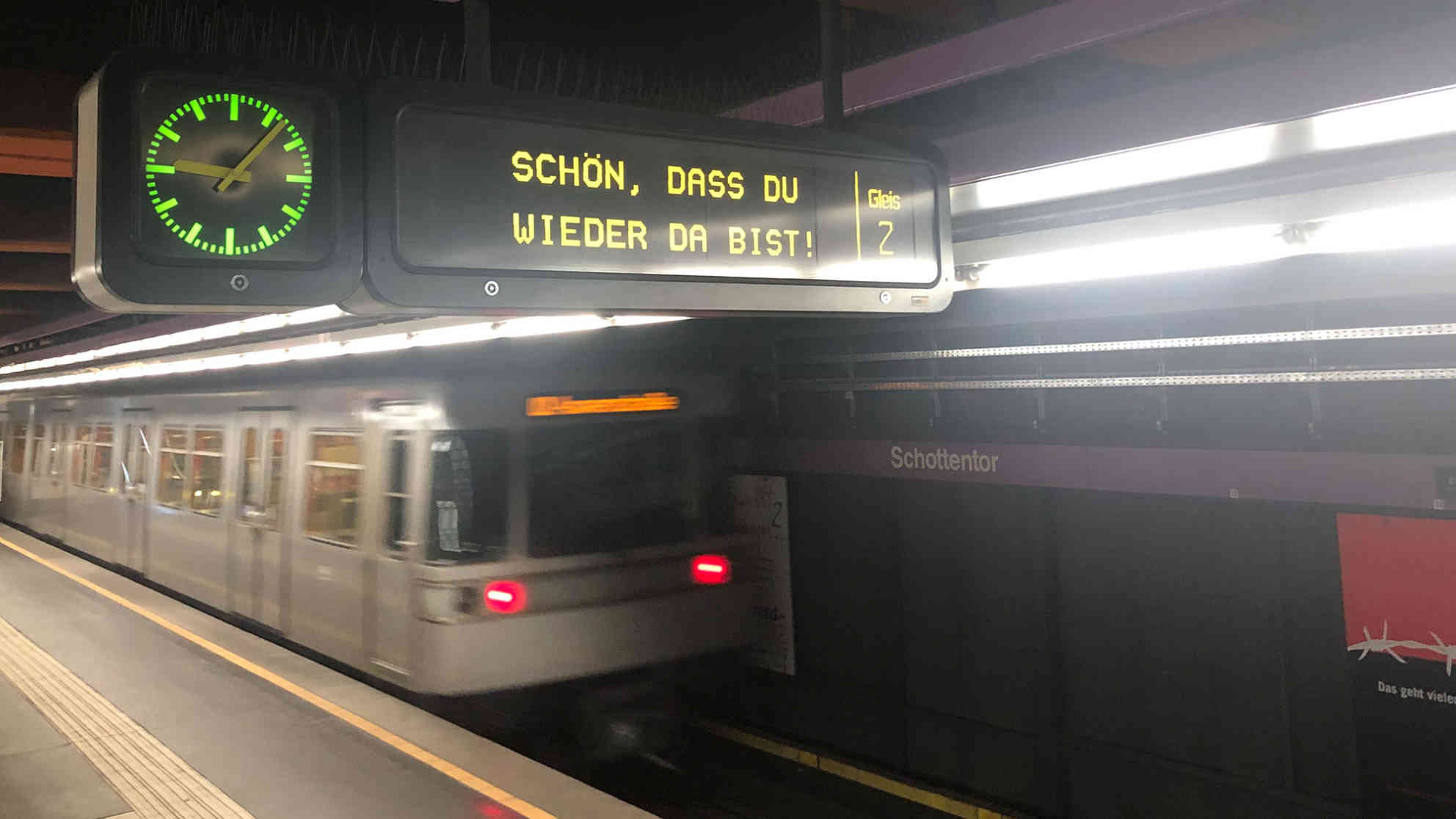 Während der Coronakrise verzeichneten die Wiener Linien einen Fahrgastrückgang von bis zu 80 %. Seit die Maßnahmen Schrittweise gelockert worden sind, nutzen wieder mehr Menschen auf die öffentlichen Verkehrsmittel. Foto: BR | Andrea Beer