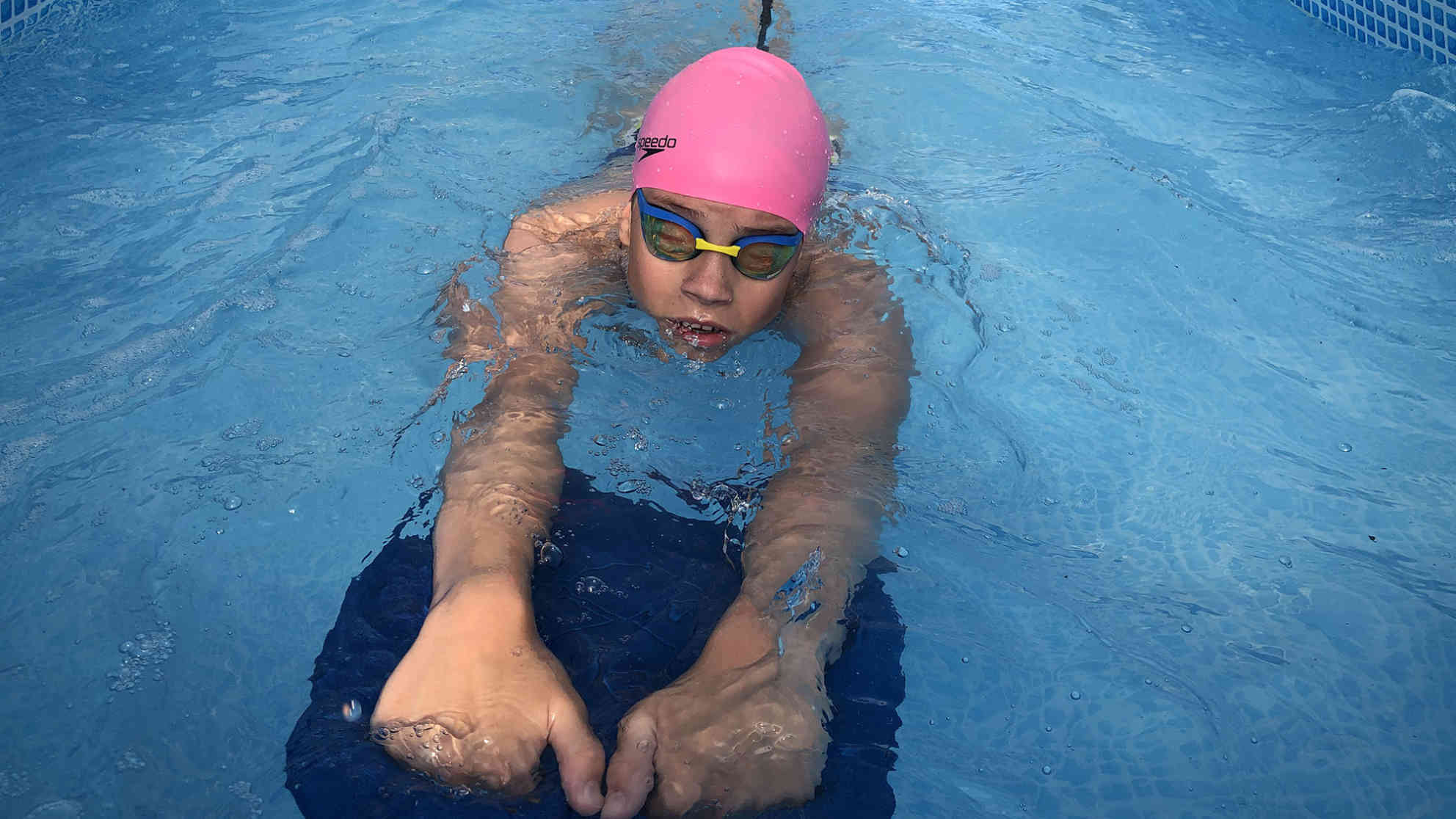 Die 13-jährige Schwimmerin Iman Avdic ist in ihrer Altersklasse bereits mehrfache bosnisch-herzegowinische Landesmeisterin. Ihr Schwimmtraining sieht in Corona-Zeiten allerdings ganz anders aus als sonst. Foto: BR | Eldina Jasarevic