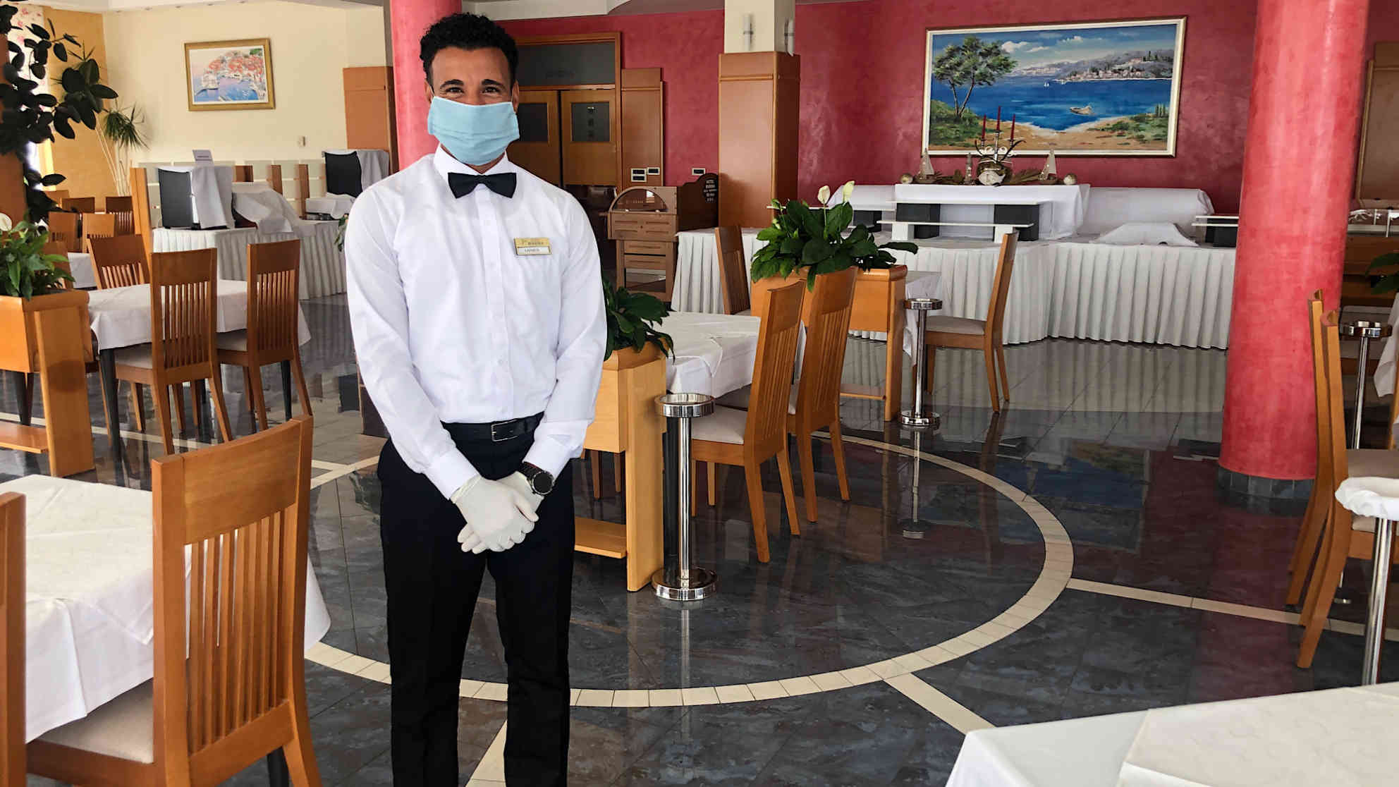 Corona-Outfit: So werden die KellnerInnen Touristen in der kommenden Sommersaison in Kroatien erwarten. Seit Beginn der Woche sind Hotels und Gastronomiebetriebe wieder geöffnet. Aber die Tische und Betten bleiben leer. Dass Kroatien seine Grenzen geöffnet hat, hilft nicht viel, so lange nicht andere europäische Länder 'mitziehen'. Foto: BR | Gordan Godec