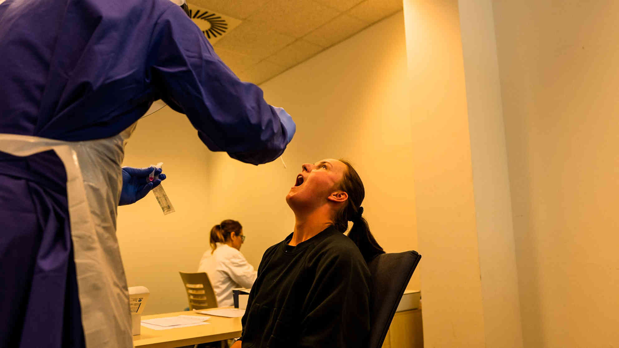 Bei dem PCR-Test wird ein Rachenabstrich durchgeführt. Das Ergebnis soll innerhalb von wenigen Stunden vorliegen. Foto: BR | Srdjan Govedarica