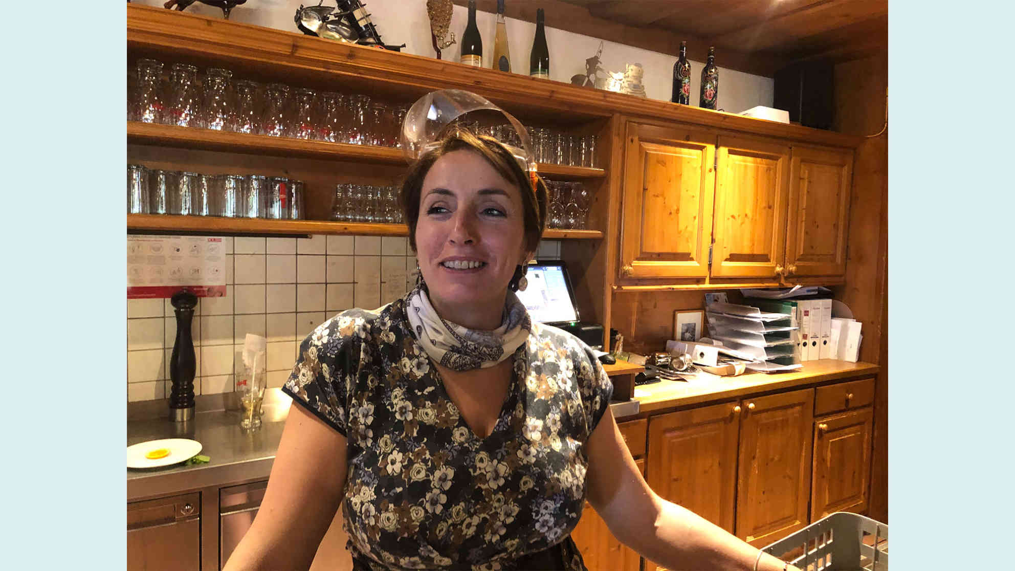 Nazmie Salihaj ist die Gastwirtin des „Kammerhofs“. Sie möchte trotz der Ungewissheit optimistisch bleiben. Foto: BR | Andrea Beer