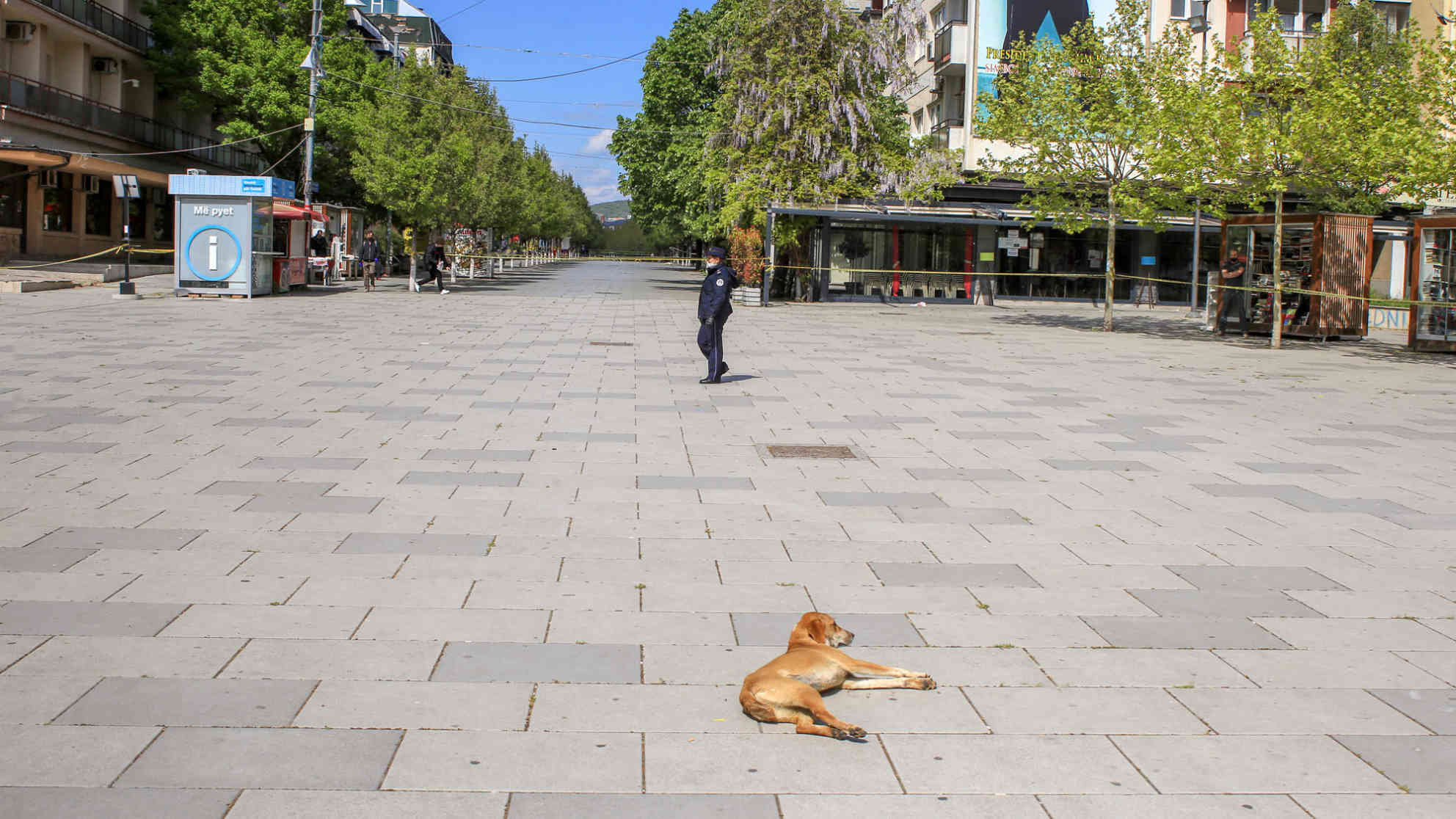 Trotz der ersten Lockerungen kontrolliert die Polizei den Hauptplatz Pristinas. Es ist verboten, sich in Gruppen auf dem Platz aufzuhalten. Foto: BR | Besnik Hamiti