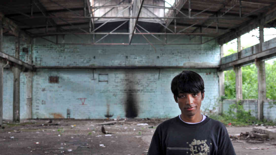 Obdachloser Jugendlicher in der alten Fabrikhalle in Bihac. Foto: BR | Karin Straka