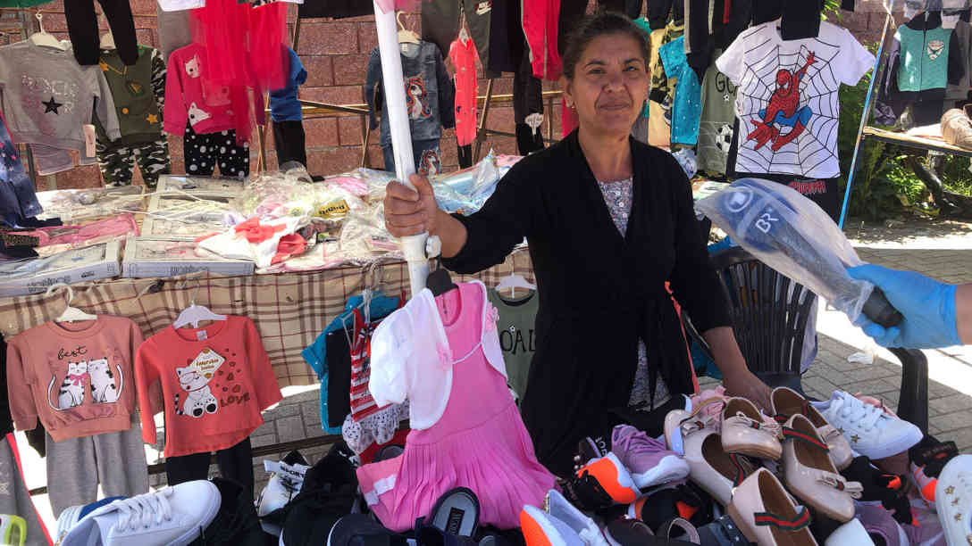 Mirsada am Verkaufsstand ihres Ehemanns. Vor der Krise arbeitete sie als Reinigungskraft in privaten Haushalten. Wegen der Krise hatte sie kaum Aufträge. Foto: BR | Schaban Bajrami