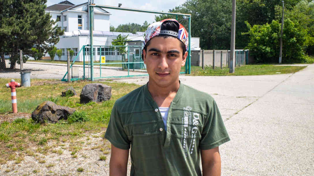 Reza Lakri hat ein Jahr und vier Monate in den 'Transitzonen' Röszke und Tompa verbracht. Im Gespräch mit der ARD sagt er: 'Das war nicht wie Gefängnis – das war Gefängnis!' Marta Pardavi vom ungarischen Helsinkikomitee für Menschenrechte sagt, dass sich die Migrationspolitik der Regierung Orban auch nach der Schließung der 'Transitzonen' nicht geändert habe. Foto: BR | Srdjan Govedarica