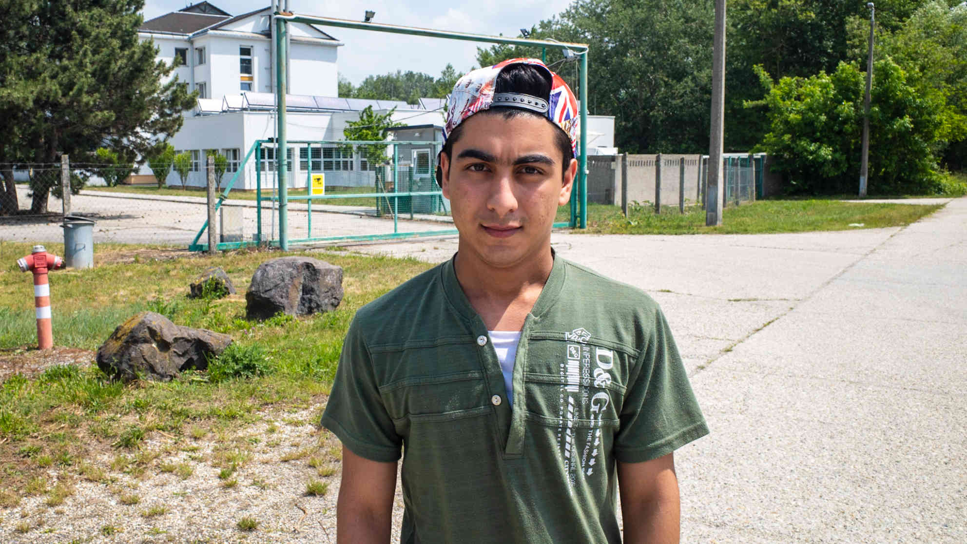 Reza Lakri hat ein Jahr und vier Monate in den 'Transitzonen' Röszke und Tompa verbracht. Im Gespräch mit der ARD sagt er: 'Das war nicht wie Gefängnis – das war Gefängnis!' Marta Pardavi vom ungarischen Helsinkikomitee für Menschenrechte sagt, dass sich die Migrationspolitik der Regierung Orban auch nach der Schließung der 'Transitzonen' nicht geändert habe. Foto: BR | Srdjan Govedarica