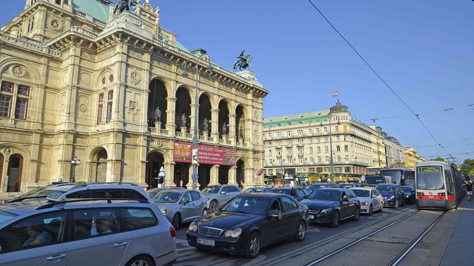 Noch staut es sich regelmäßig auf der Ringstraße vor der Wiener Staatsoper. Nach den Plänen der Wiener Verkehrsstadträtin Birgit Hebein (Grüne) und dem Vorsteher des Wiener Innenstadtbezirks, Markus Figl von der konservativen ÖVP, soll sich das jedoch bald ändern. Über den Ring dürfen dann zwar noch Autos fahren, aber ein abbiegen in die Innere Stadt soll nur noch im Außnahmefall möglich sein. Foto: picture-alliance | APA | picturedesk.com