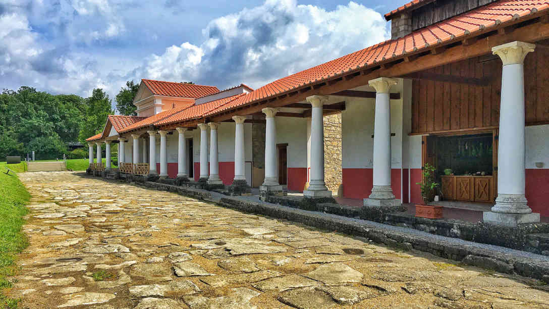 Gelungene architektonische Harmonie - historisch korrekt rekonstruierte Säulengänge auf antikem Straßenpflaster. Foto: BR | Michael Mandlik