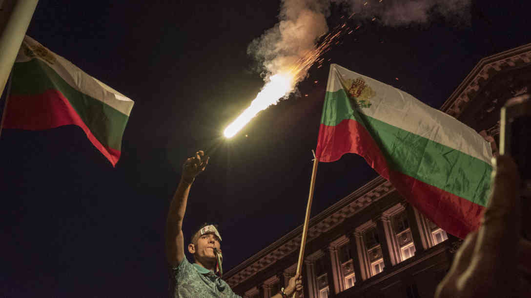 Demonstranten in Bulgarien fühlen sich durch die Mini-MinisterInnen-Rochade brüskiert und setzen ihre Proteste fort. Foto: picture alliance