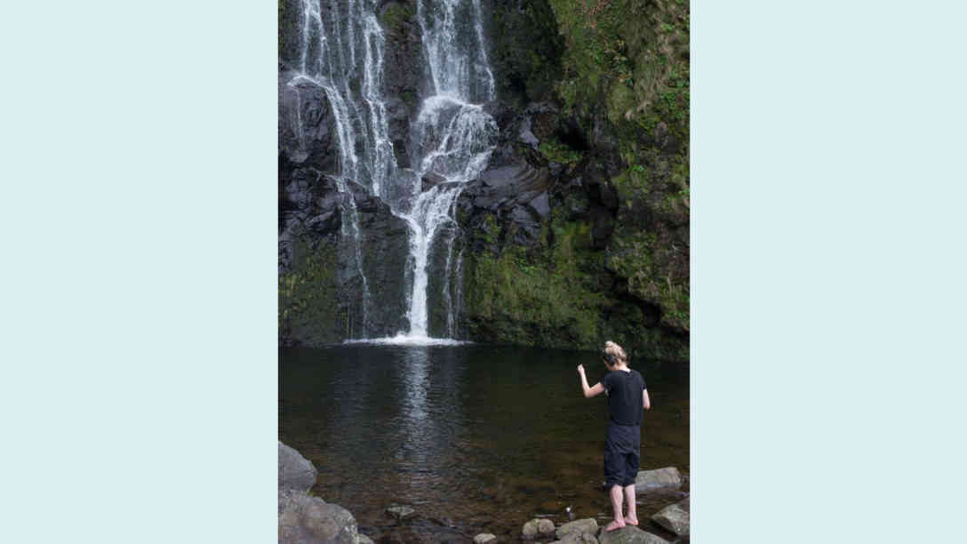 Smirna Kulenovic bei der Aufnahme ihrer Soundinstallation mit einem Hydrophon. Foto: Privat