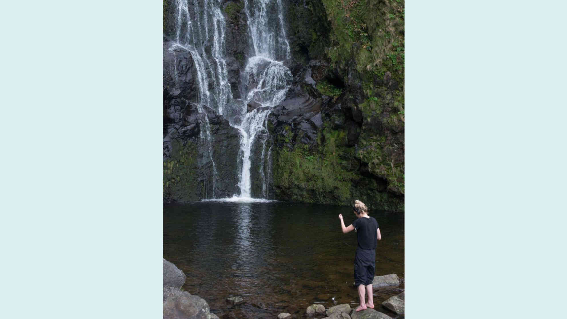 Smirna Kulenovic bei der Aufnahme ihrer Soundinstallation mit einem Hydrophon. Foto: Privat