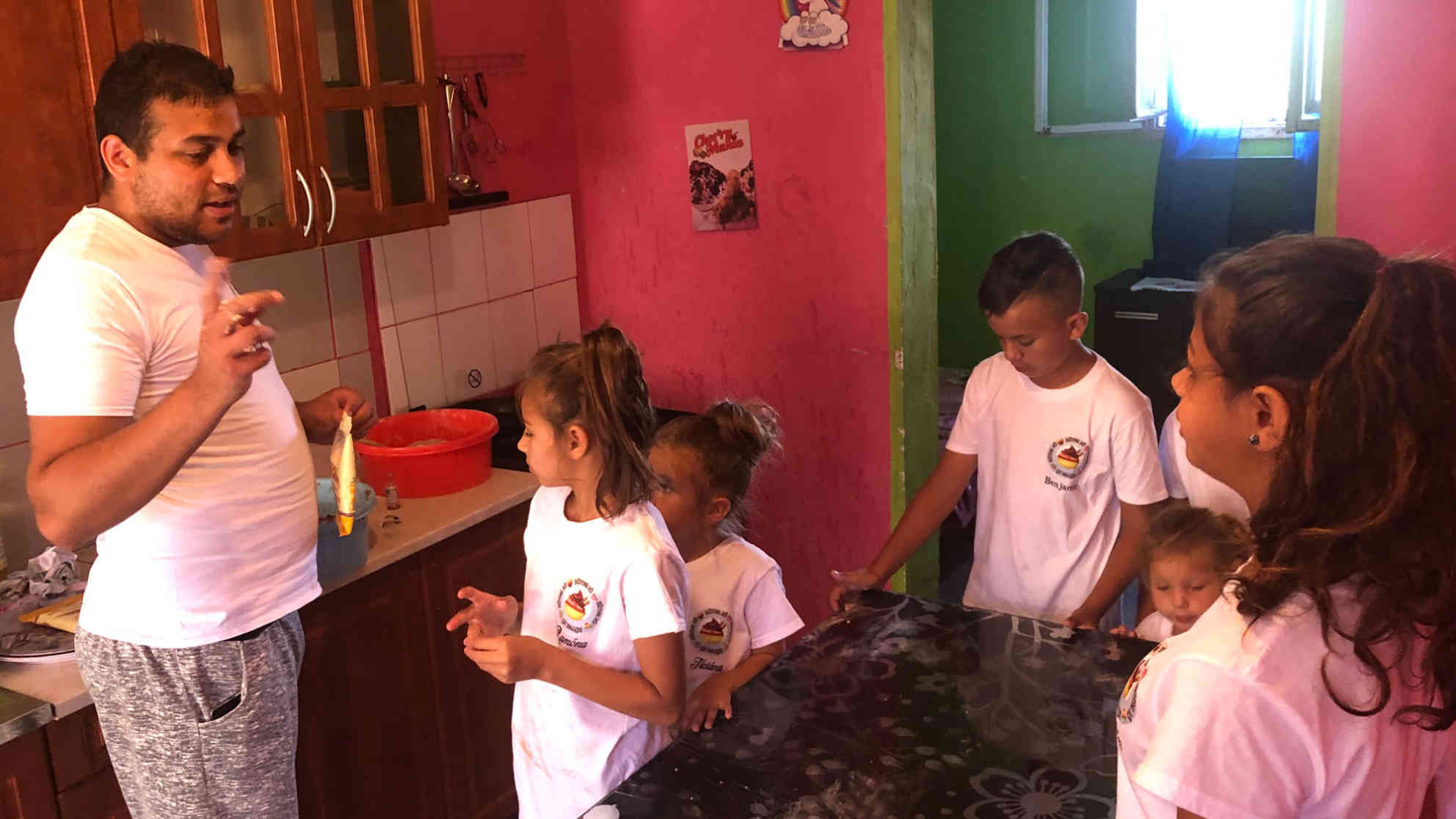 Alex Galamb erklärt den Kindern genau was und wie sie machen sollen und wer welche Aufgabe hat. Der junge Roma Bäcker hat jahrelang in einem Kinderheim gelebt. Foto: BR | Attila Poth