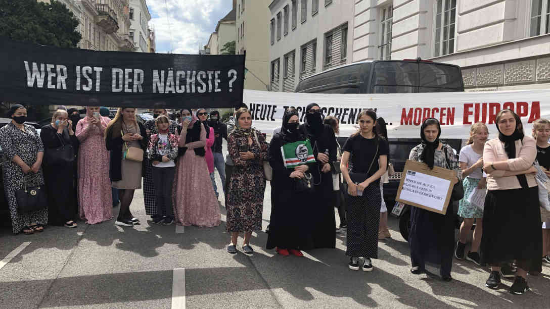 Immer wieder weinten Demonstrierende. Trauer, Wut und Angst begleiten die tschetschenische Community in Österreich. Foto: BR | Anna Feininger
