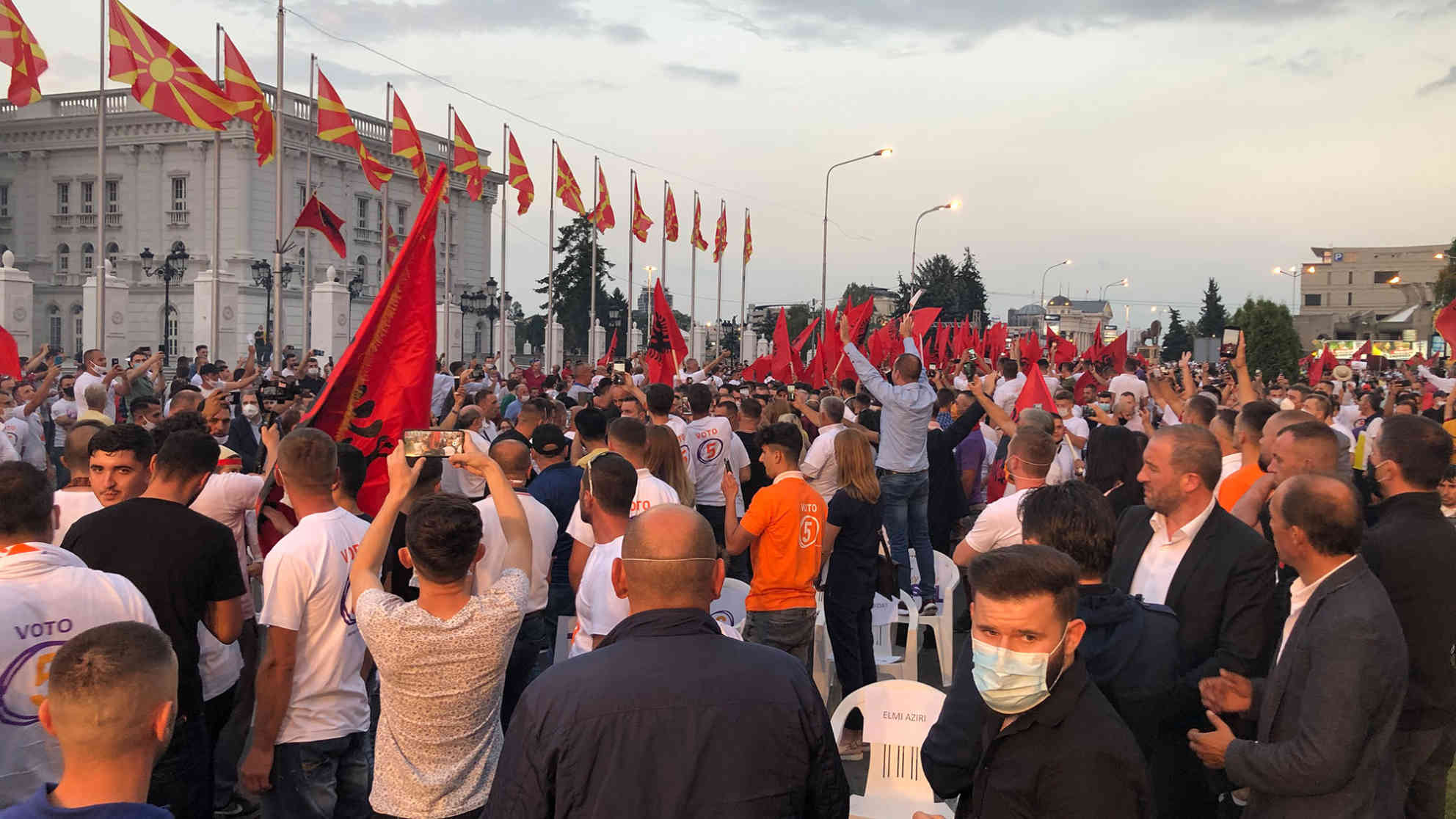 Wahlkundgebung der „Albaner Allianz“ am 12 Juli vor dem Parlament in Skopje. Hier wurden wenig Masken getragen. Das könnte die ohnehin steigenden Corona-Infektionen erhöhen, so die Befürchtung. Foto: BR | Sasko Golov
