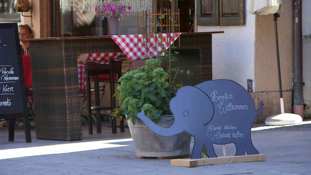 Der 'Babyelefant' als Hinweis darauf, genügend Abstand zu anderen zu halten und so das Corona-Ansteckungsrisiko zu vermindern. Foto: BR | Videostandbild | Daniel Dzyak