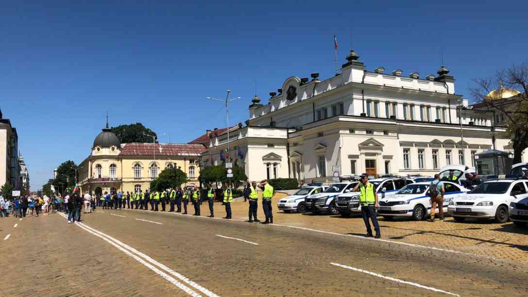 Polizisten schützen in dichter Reihe das bulgarische Parlament in Sofia vor den Demonstranten. Foto: BR | Ekaterina Popova