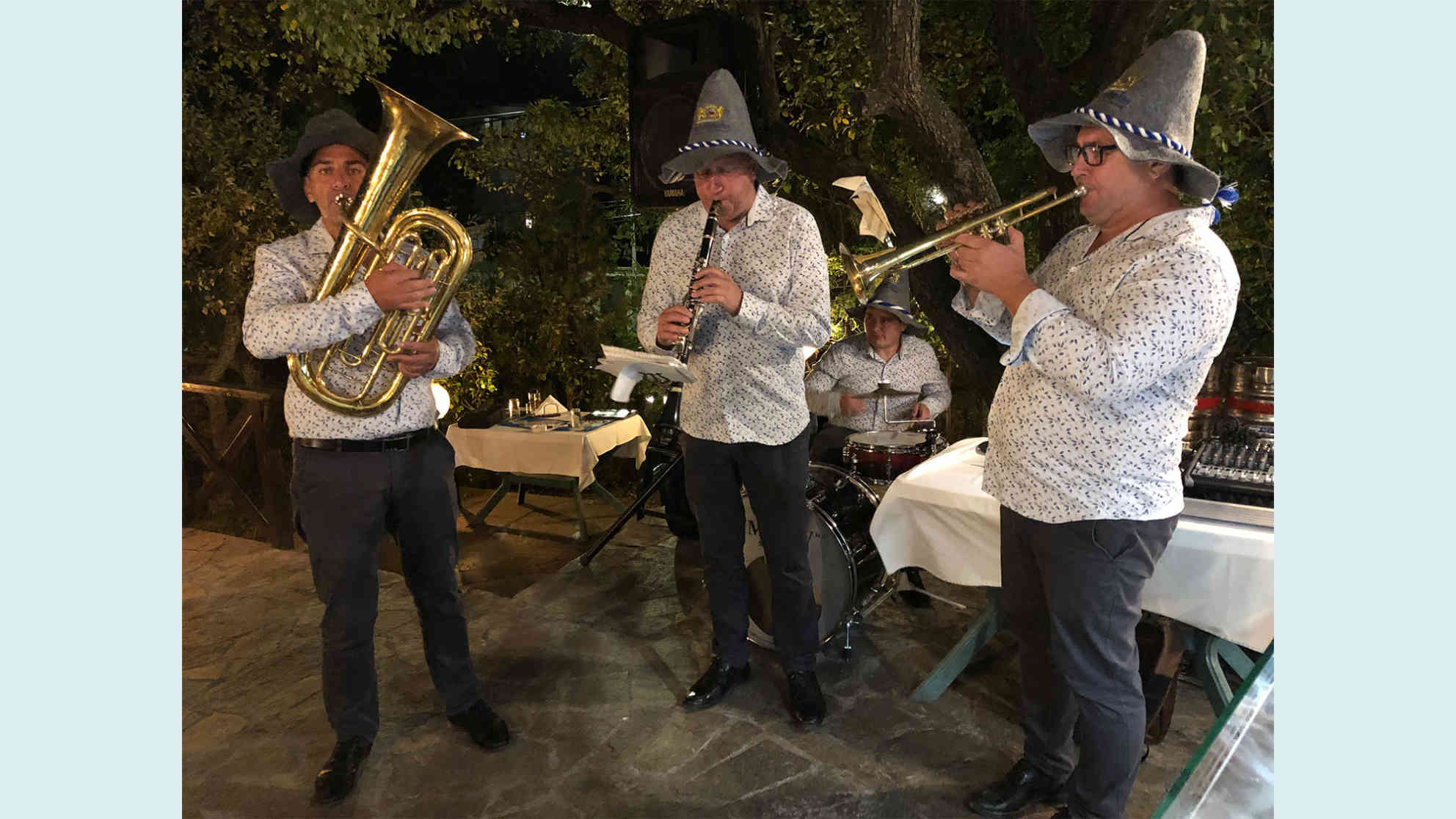Mit einem Repertoire an bayerischen Liedern versucht die Blaskapelle, eine ähnliche Atmosphäre wie auf dem Oktoberfest in München zu schaffen. Foto: BR | Ekaterina Popova