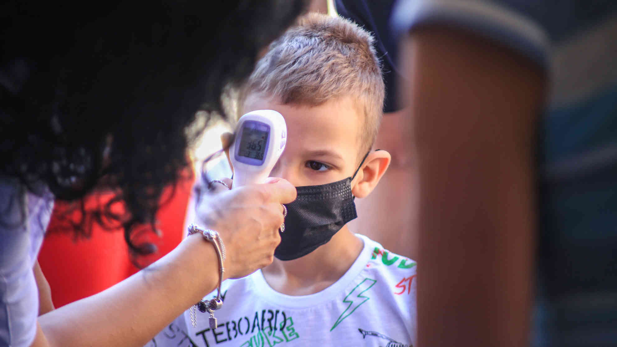 Corona-Vorsorge im Kosovo: Die Temperatur der Schülerinnen und Schüler wird vor Betreten der Schule gemessen. Foto: BR | Besnik Hamiti