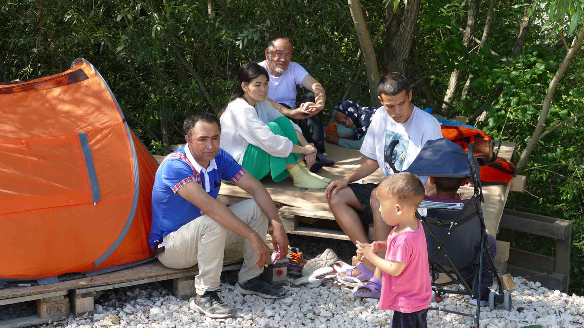 Familien mit Kindern kommen in kleineren Unterkünften unter. Allerdings häufen sich Berichte, dass auch diese besonders Schutzbedürftigen unter freiem Himmel schlafen müssen. Foto: BR | Eldina Jasarevic