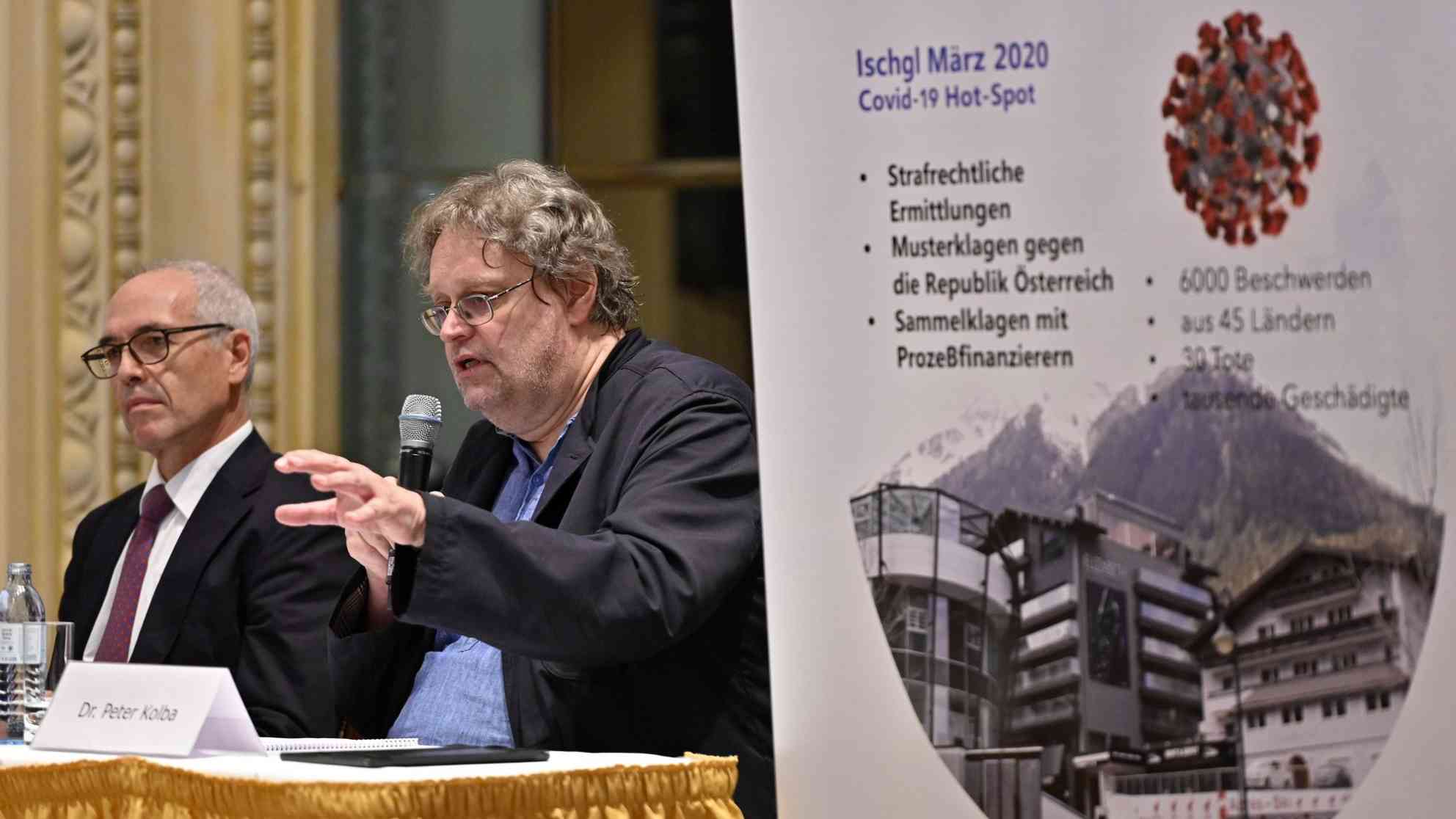 Rechtsanwalt Alexander Klauser (l.) und Verbraucherschutzverein (VSV)-Obmann Peter Kolba (re.) bei der Pressekonferenz 'Erste Amtshaftungsklagen gegen die Republik und Tirol im Zusammenhang mit Ischgl'. Foto: picture alliance | APA | picturedesk.com