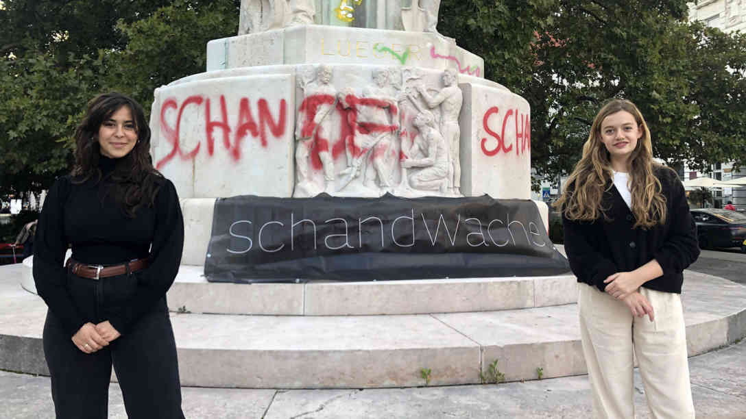 Sashi Turkof (li) und Lara Guttmann sind strikt gegen das Lueger-Denkmal. Die Präsidentinnen der jüdischen österreichischen Hochschülerschaft fordern eine „Weggestaltung“. Sie würden das Denkmal am liebsten abreißen lassen. Foto: BR | Andrea Beer