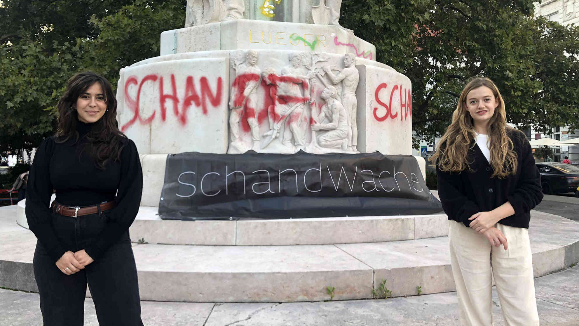 Sashi Turkof (li) und Lara Guttmann sind strikt gegen das Lueger-Denkmal. Die Präsidentinnen der jüdischen österreichischen Hochschülerschaft fordern eine „Weggestaltung“. Sie würden das Denkmal am liebsten abreißen lassen. Foto: BR | Andrea Beer