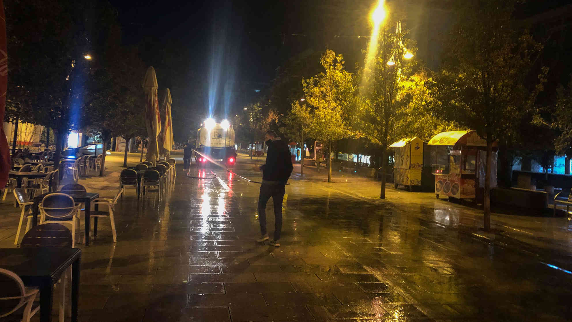 Abends wird die Fußgängerzone von Prishtina desinfiziert. Foto: BR | Besnik Hamiti