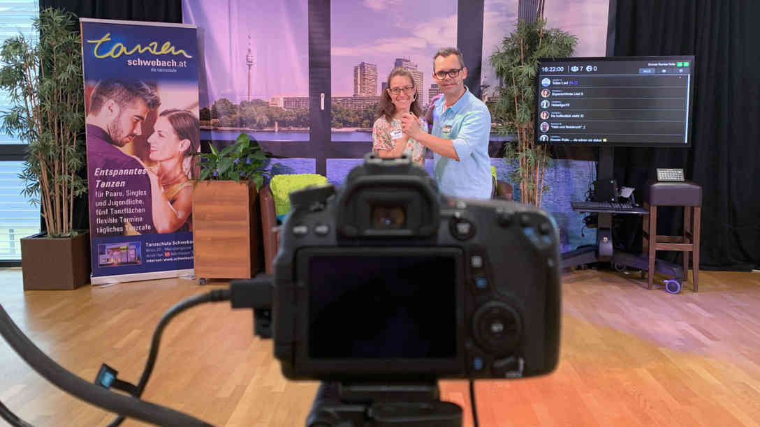 Livestreamen und unterrichten – für Tanzlehrer Thomas und sein Team eine neue Erfahrung. Der direkte Kundenkontakt fehlt ihm, auch die vollen Tanzsäle. Allerdings kann er dank des Online-Unterrichts verhindern noch mehr Kundinnen und Kunden zu verlieren. Foto: BR | Yvonne Samsarova