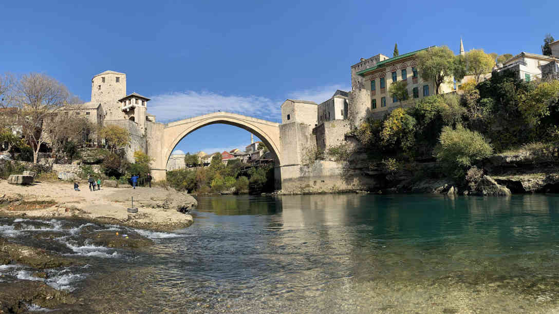 Mostar in Bosnien-Herzegowina: Die berühmte Brücke über die Neretva wurde im Bosnienkrieg zerstört, dann wieder aufgebaut und jetzt ist sie ein Symbol für die Einheit und die Zukunft. Foto: BR | Nikolaus Neumaier