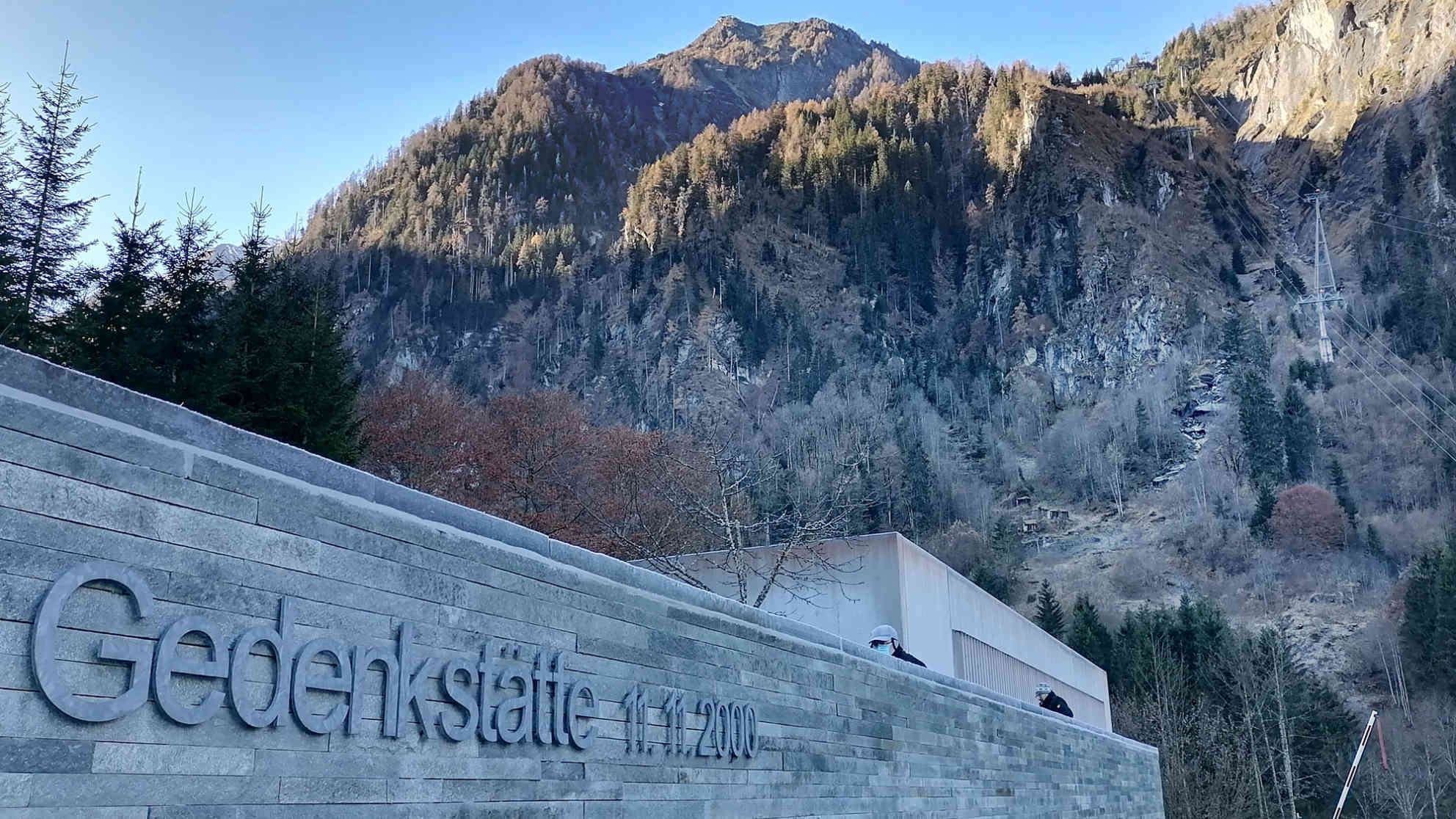 Die Gedenkstätte für die 155 Opfer der Brandkatastrophe in Kaprun. Im Berghang im Hintergrund sieht man noch die Fundamente der Gletscherbahnrampe. Foto: BR | Florian Lachinger