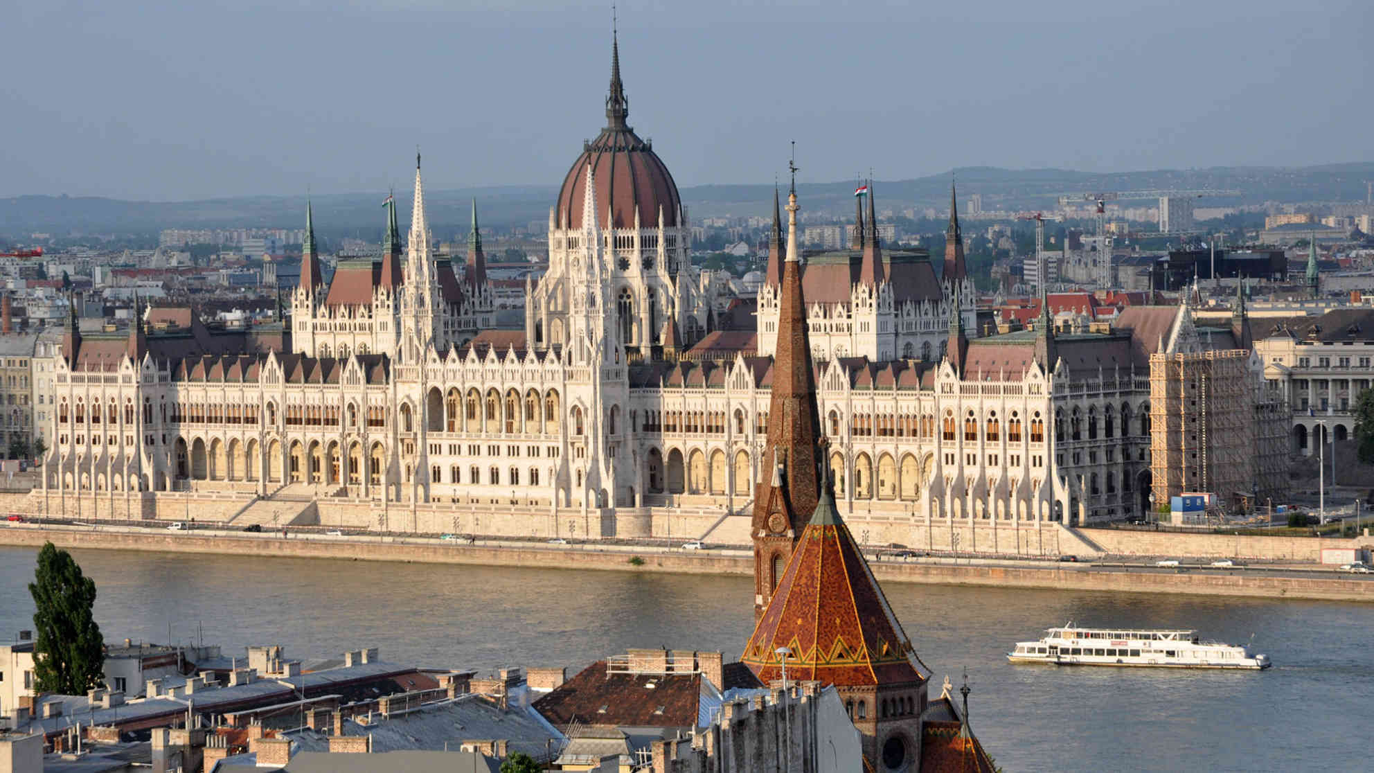 Heute stimmten die Abgeordneten im ungarischen Parlament darüber ab, ob in der ungarischen Verfassung künftig festgeschrieben wird, dass nur Mann (Vater) und Frau (Mutter) Eltern sein können. Foto: BR | Karin Straka