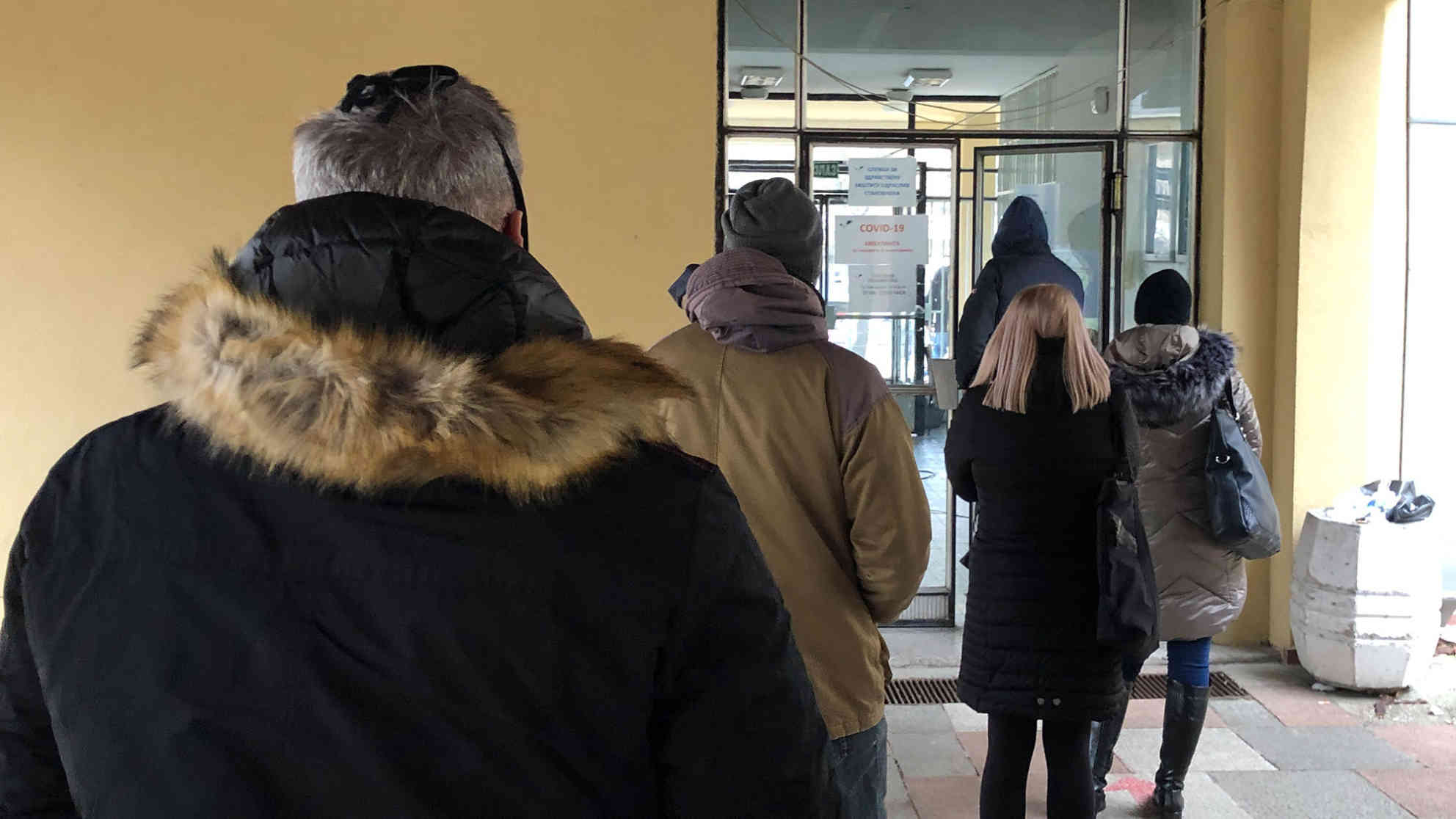 Eine von zwei externen Covid-Ambulanzen des Gesundheitszentrums der Belgrader Stadtgemeinde „Vozdovac“, wo die erste Triage stattfindet. Die Diagnostik findet dann im zentralen Gebäude des Gesundheitszentrums statt, ausschließlich nach Anweisungen der Ärzte aus den Ambulanzen. Foto: BR | Dejan Stefanovic