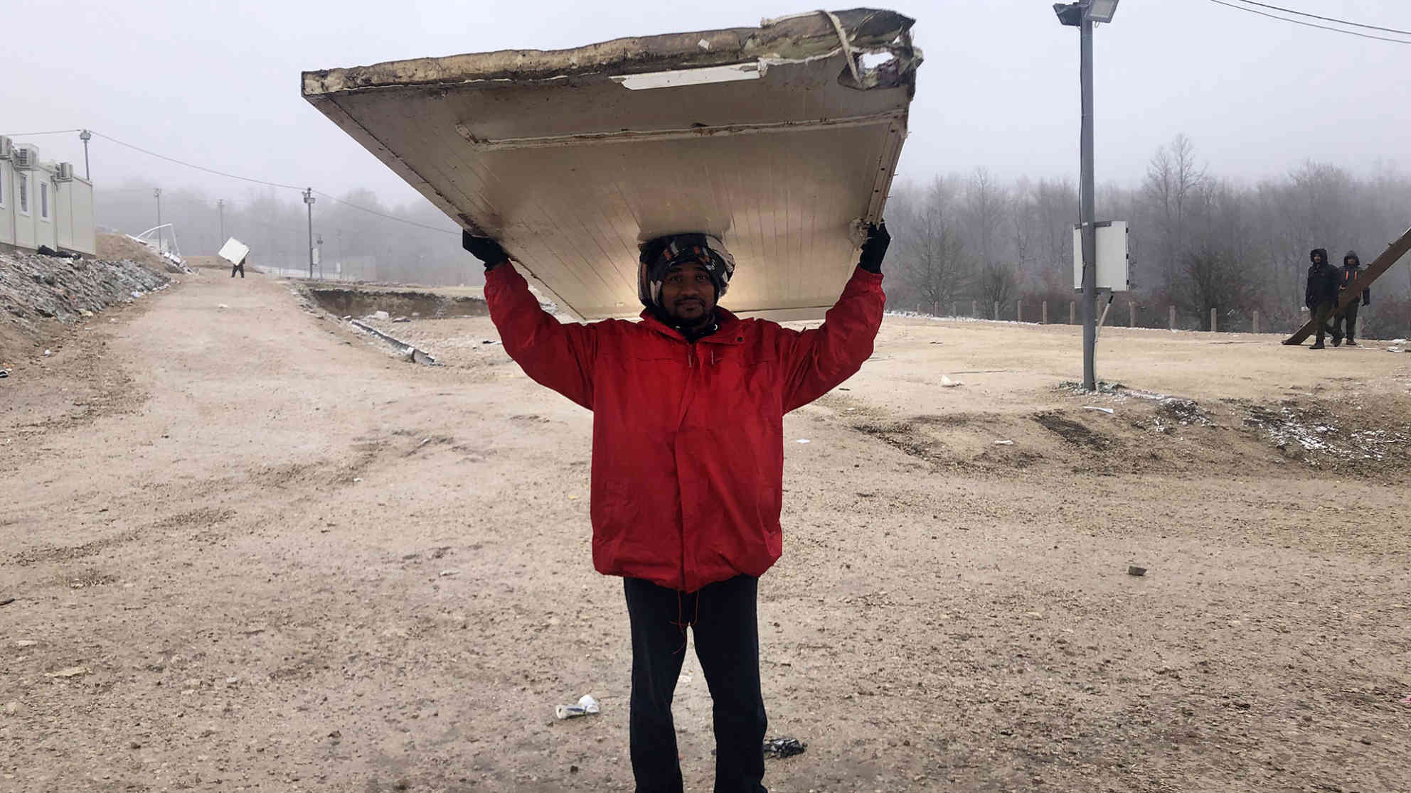 Im abgebrannten Camp Lipa bauen sich die Menschen aus den Resten des Camps provisorische Unterkünfte. Zum Beispiel aus einer Tür. Foto: BR | Andrea Beer