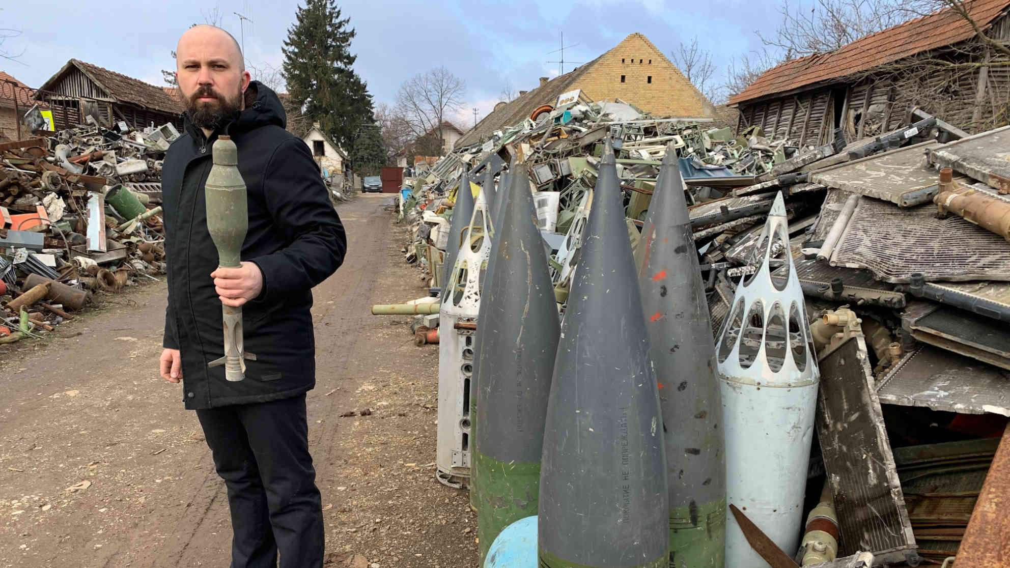 Instrument im Rohzustand. Aus kleinen Raketen baut Nikola sein ‚Bombaphon‘. Foto: BR | Christian Limpert
