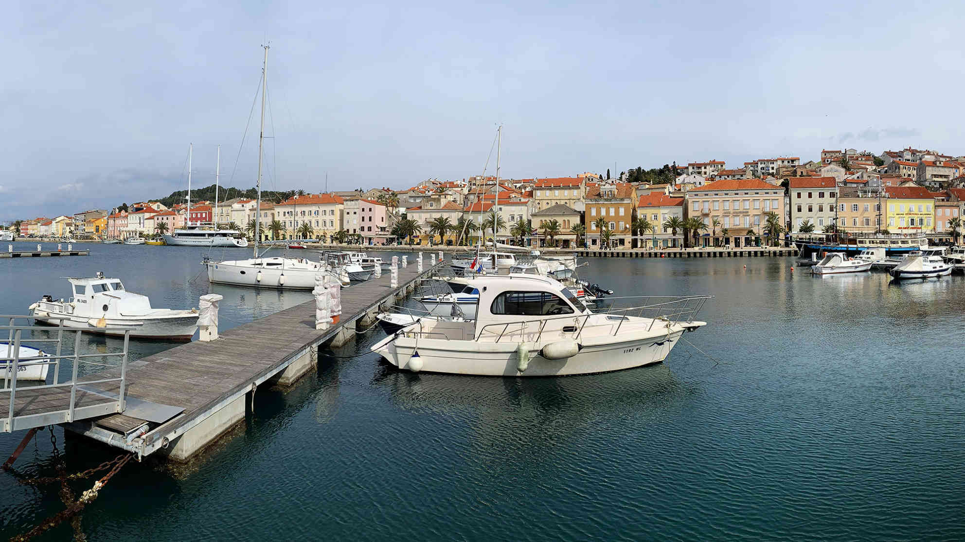 An der kroatischen Adriaküste hoffen alle die vom Tourismus leben, dass die Saison 2021 nicht ins Wasser fällt. Foto: BR | Nikolaus Neumaier