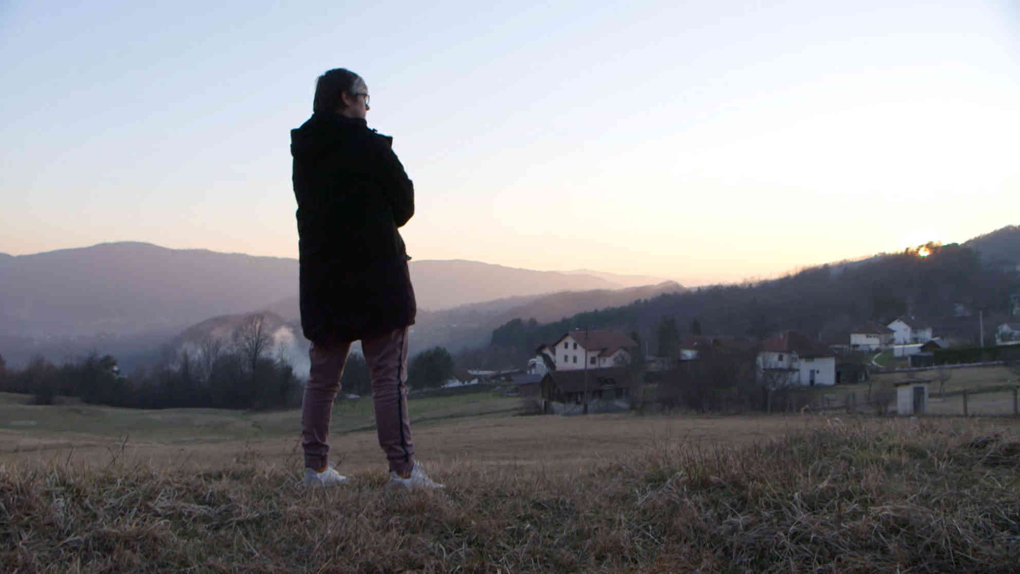 Ajna Jusic in der Umgebung ihres Heimatortes. Foto: BR | Daniel Dzyak