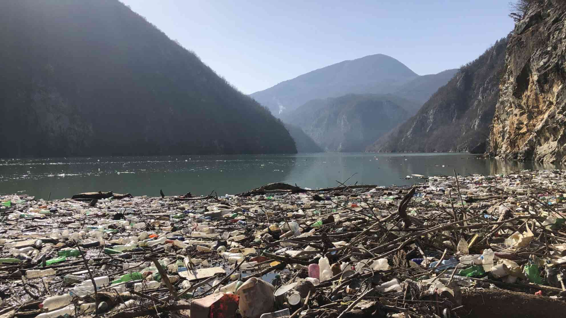 10.000 bis 15.000 m³ Müll schwimmen im Moment in der Drina schätzt Dejan Furtula von der lokalen Umweltorganisation 'Eko Centar' in Visegrad. Foto: BR | Eldina Jasarevic