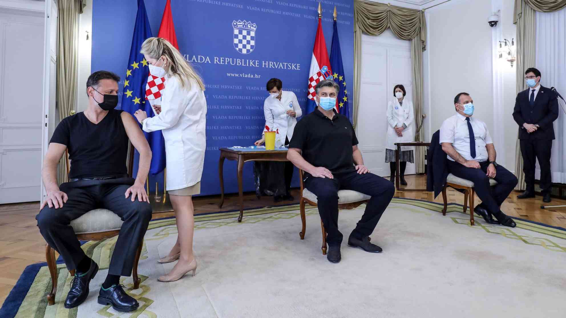 Der kroatische Parlamentspräsident Gordan Jandrokovic (li), Ministerpräsident Andrej Plenkovic (mitte) und der Gesundheitsminister Vili Beros ließen sich am Mittwochvormittag öffentlichkeitswirksam mit dem Impfstoff von AstraZeneca impfen. Foto: picture alliance | PIXSELL | Jurica Galoic