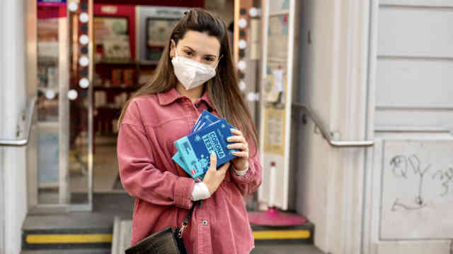 Emilia Markovic, 25 und Lehrerin in Wien, hat einen Corona-Gurgeltest aus dem Drogeriemarkt gemacht und wir durften sie dabei begleiten. Foto: BR | Srdjan Govedarica